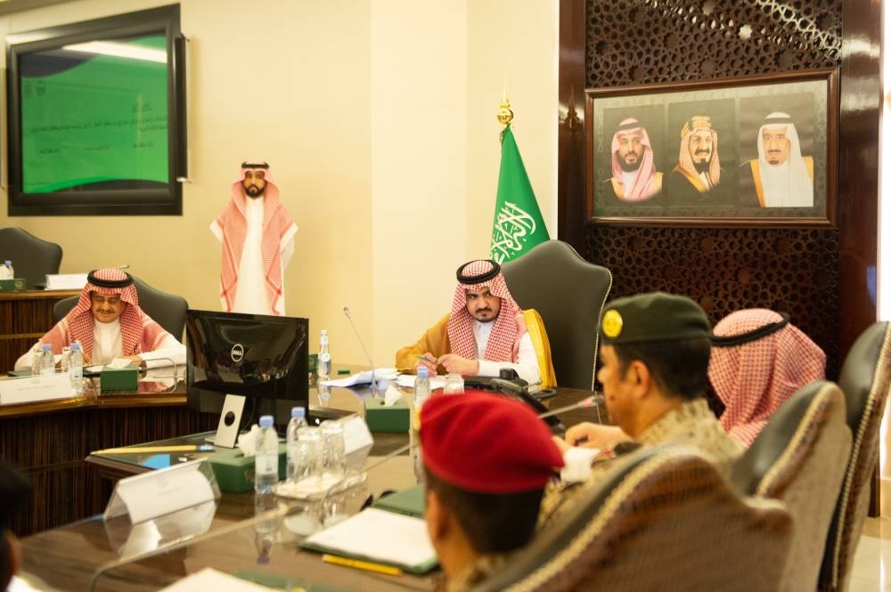 الأمير بدر بن سلطان مترئسا اجتماع لجنة الدفاع المدني الرئيسية بالمنطقة.