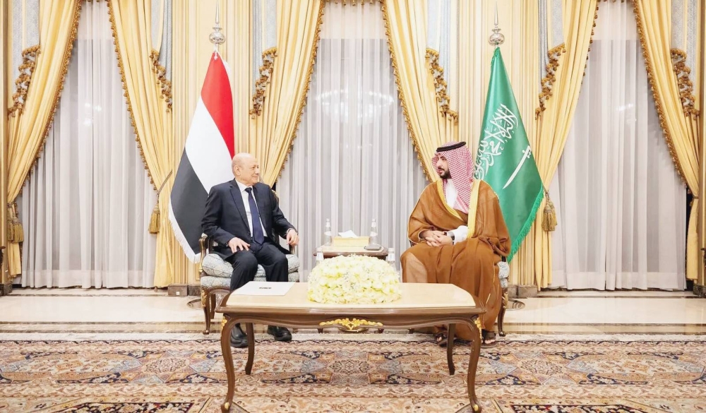 



الرئيس اليمني ووزير الدفاع السعودي خلال اللقاء الذي عقد أمس في الرياض. (واس)