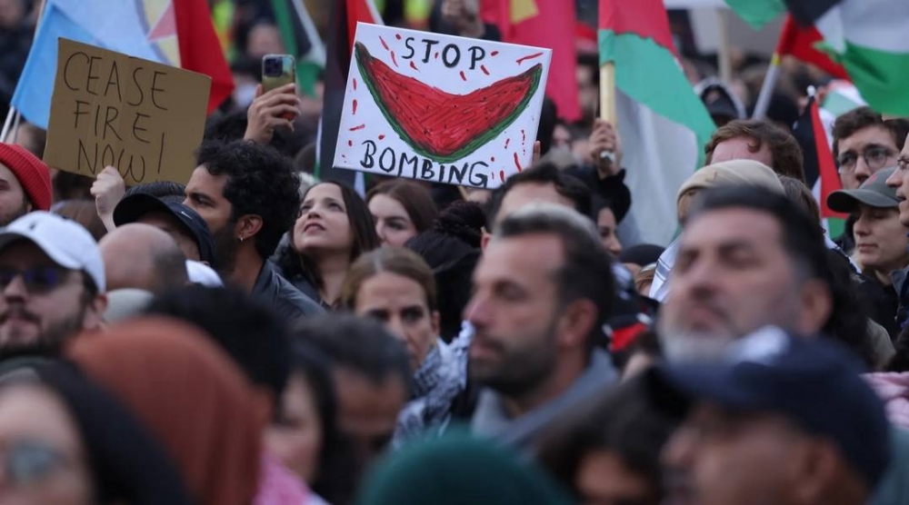 



متظاهرون غربيون يرفعون شعار «البطيخة» للتعبير عن تضامنهم مع الفلسطينيين. (وكالات)