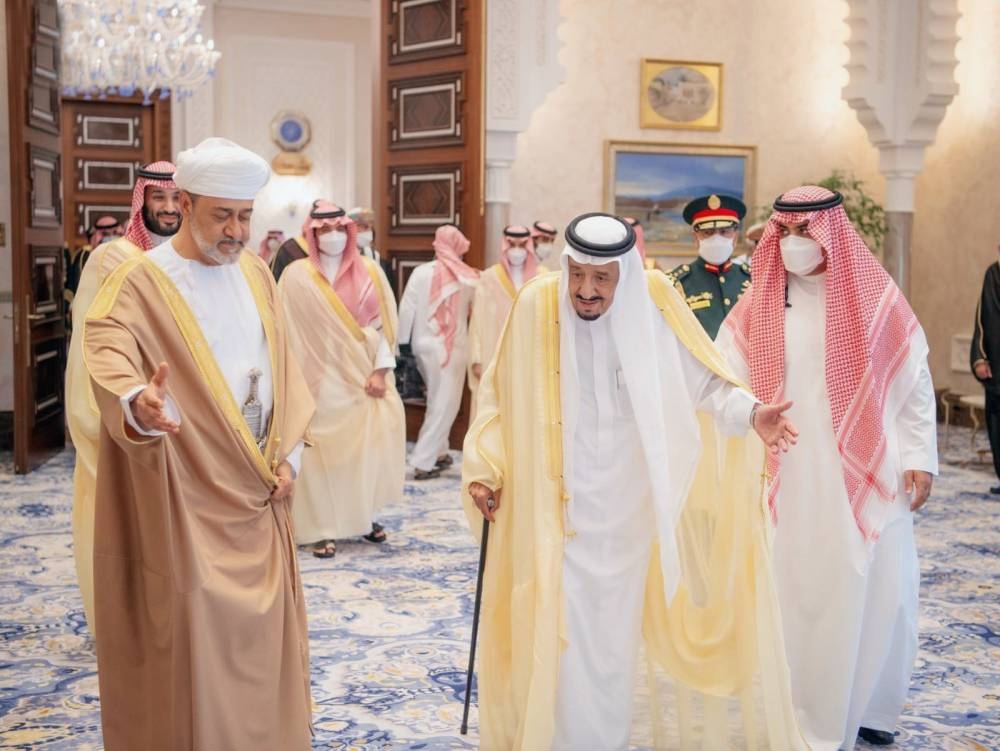 



خادم الحرمين مُرحباً بسلطان عمان أثناء زيارته الرياض.
