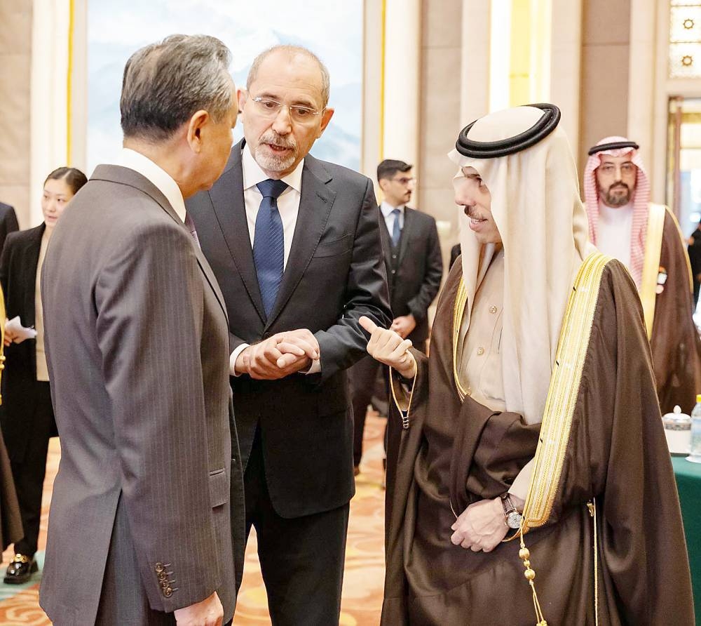



وزير الخارجية السعودي متحدثاً مع نظيره الصيني قبل بدء الاجتماع. (واس)