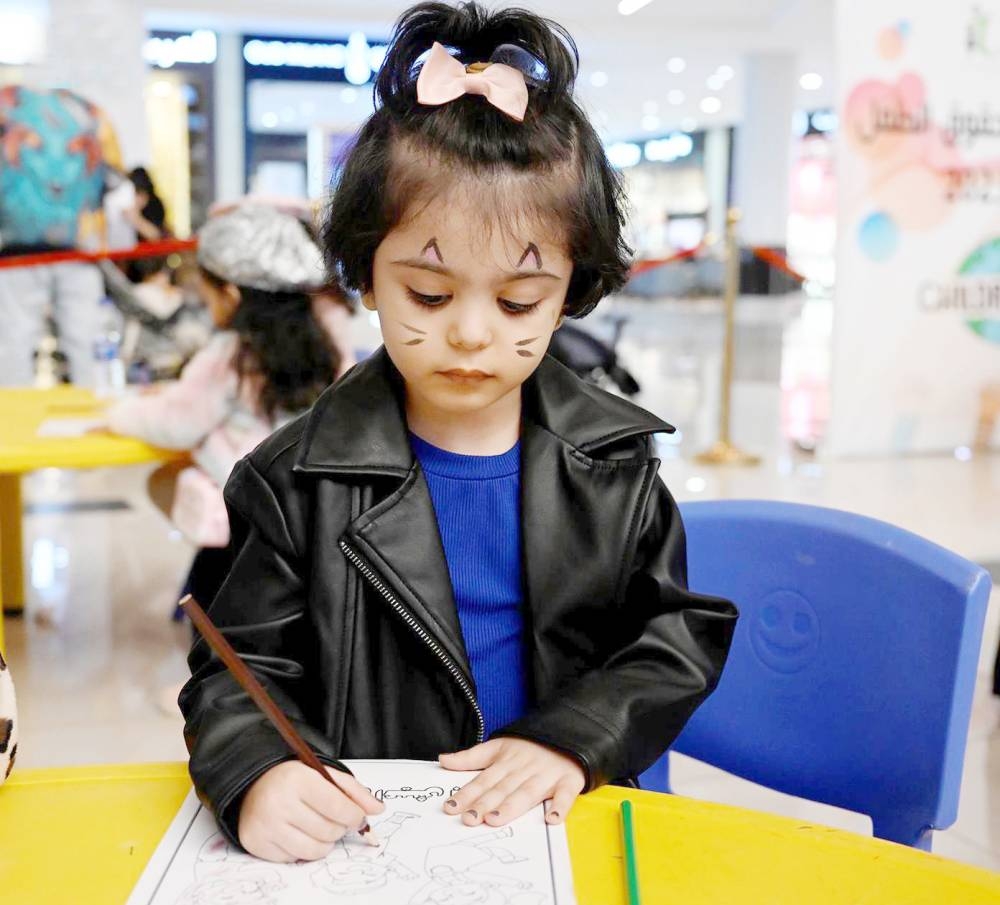 



طفلة تمارس الرسم بمركز المبادرات التنموية بإمارة تبوك.