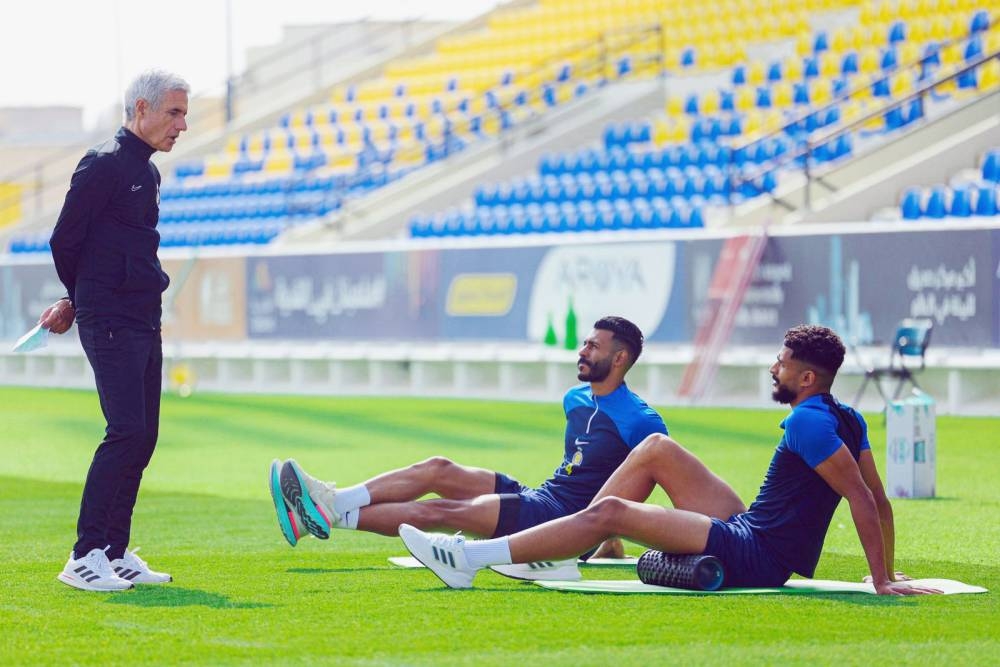 



المدرب كاسترو في حديث جانبي مع اللاعبين عبدالإله العمري ومحمد آل فتيل.