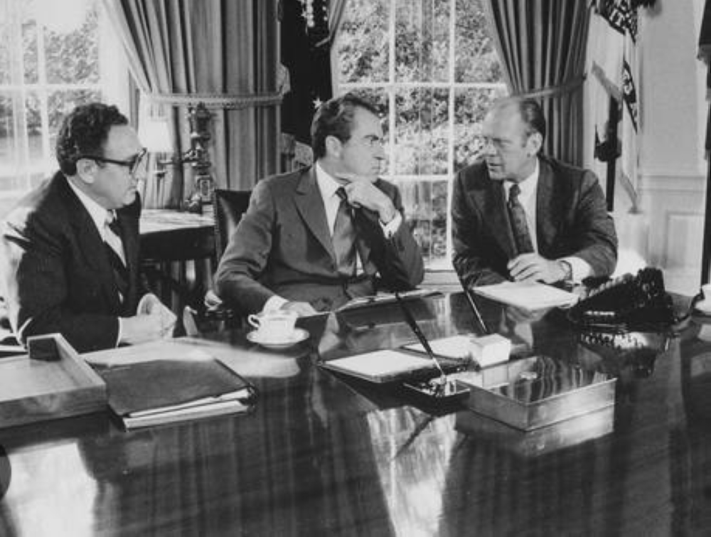 



نيكسون يتوسط كيسينجر ونائبه الرئيس جيرالد
 فورد قبل استقالة نيكسون بسبب فضيحة «ووترغيت». (وكالات)