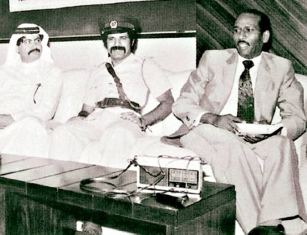 



كمال حمزة (يمين) مع اثنين من المسؤولين في دبي في السبعينات.