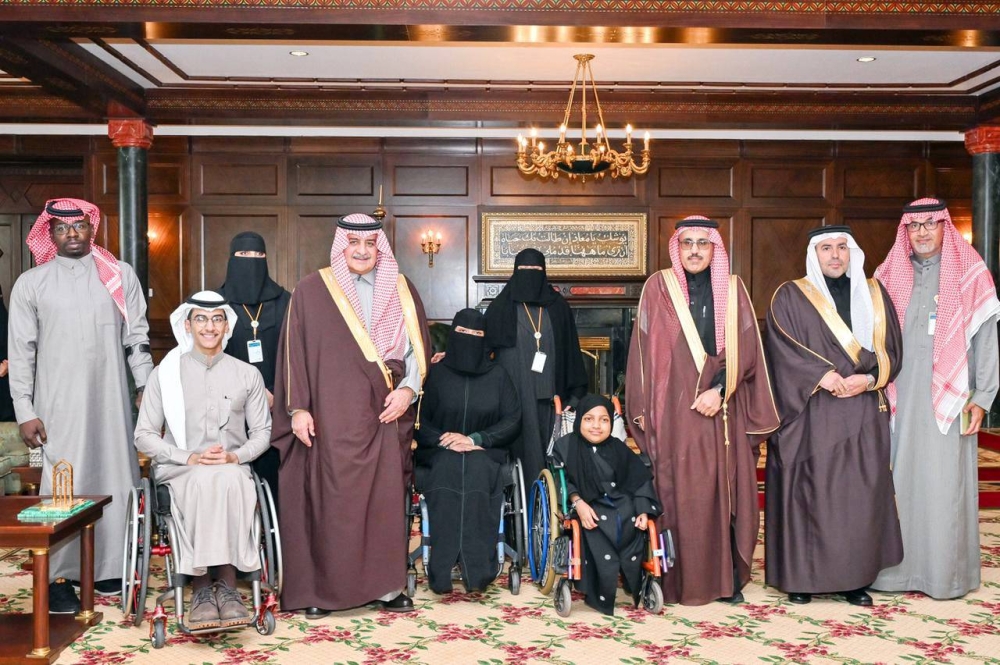 



الأمير فهد بن سلطان خلال تدشينه مبادرة «ارتقاء» واستقباله مدير فرع وزارة الموارد البشرية بتبوك وعدداً من ذوي الإعاقة.