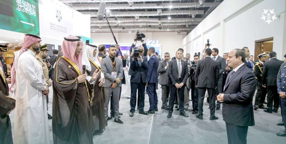 



الرئيس المصري يستمع إلى شرح عن جناح المملكة المشارك في المعرض الدولي «إيديكس». (واس)
