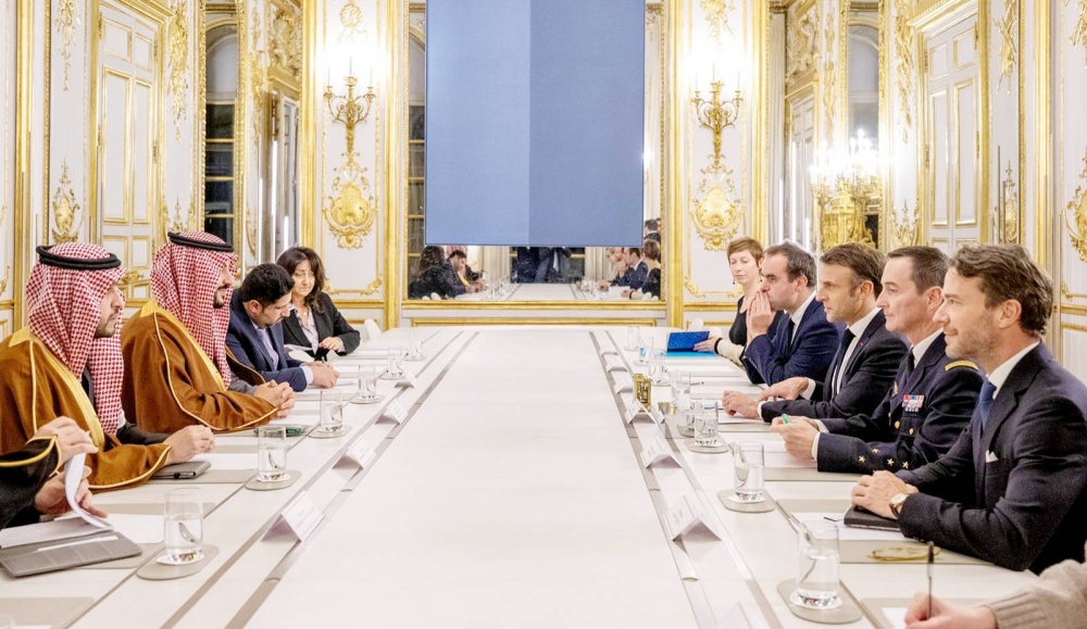 



وزير الدفاع والرئيس الفرنسي يستعرضان العلاقات الثنائية بين البلدين الصديقين. (واس)
