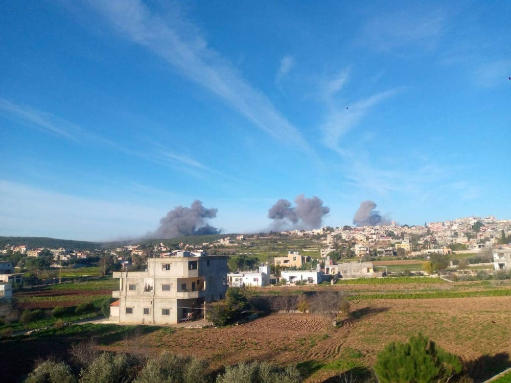 سلسلة من الغارات الجوية ينفذها طيران الاحتلال الإسرائيلي مستهدفاً أطراف بلدة عيتا الشعب في جنوب لبنان.