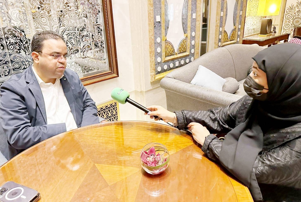 



الوزير الليبي العابد يتحدث للزميلة أمل السعيد في حواره مع الصحيفة. (عكاظ)