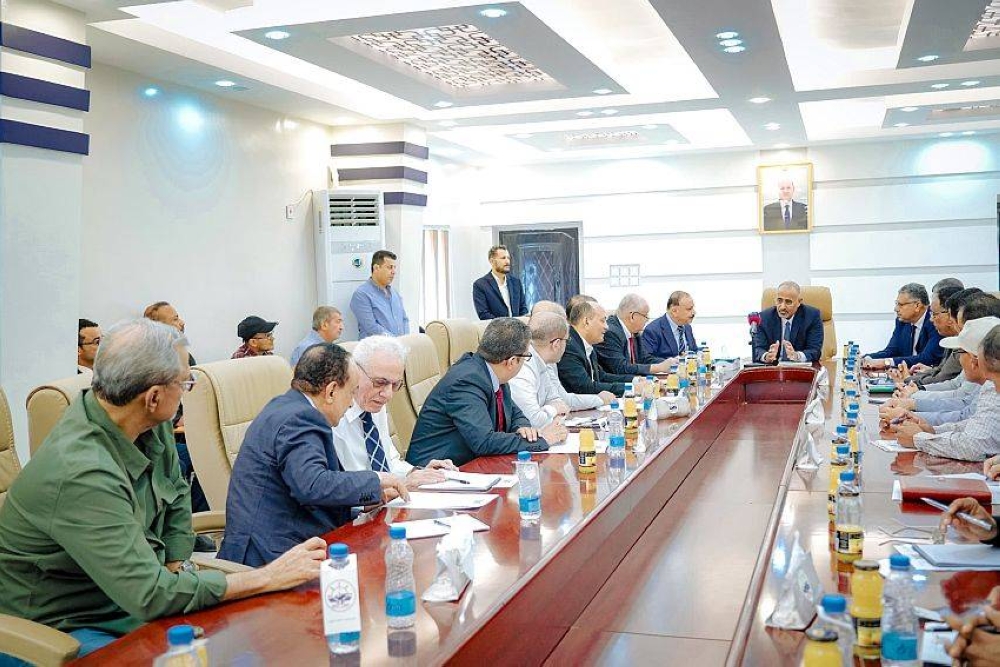 اجتماع الزبيدي وقيادة وزارة النقل ومسؤولي ميناء عدن