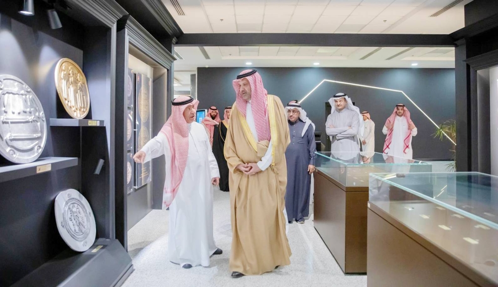 



الأمير فيصل بن سلمان يزور مكتبة الملك عبدالعزيز. (واس)