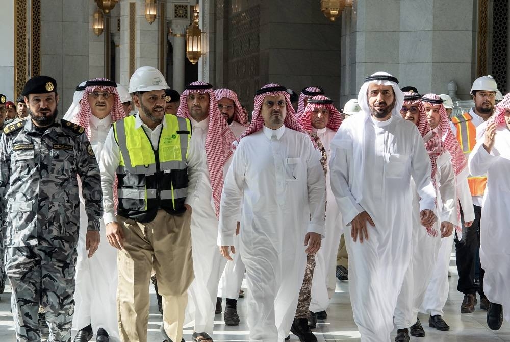 نائب أمير مكة خلال الزيارة الميدانية للمسجد الحرام يرافقه وزير الحج والعمرة