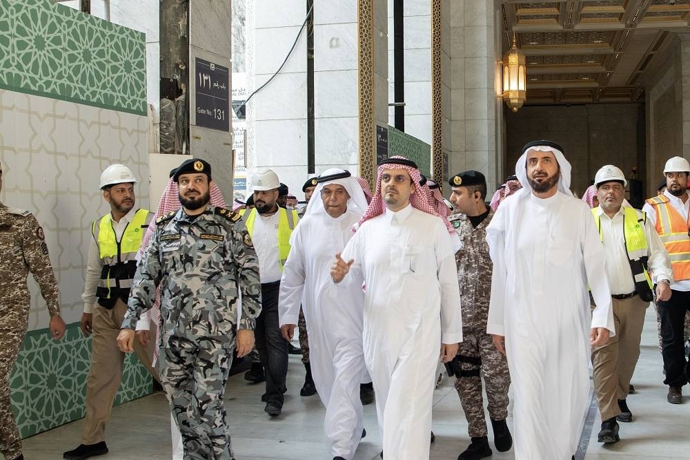 نائب أمير مكة خلال الزيارة الميدانية للمسجد الحرام يرافقه وزير الحج والعمرة