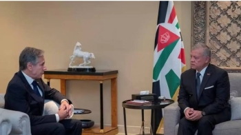 العاهل الأردني مستقبلا بلينكن.