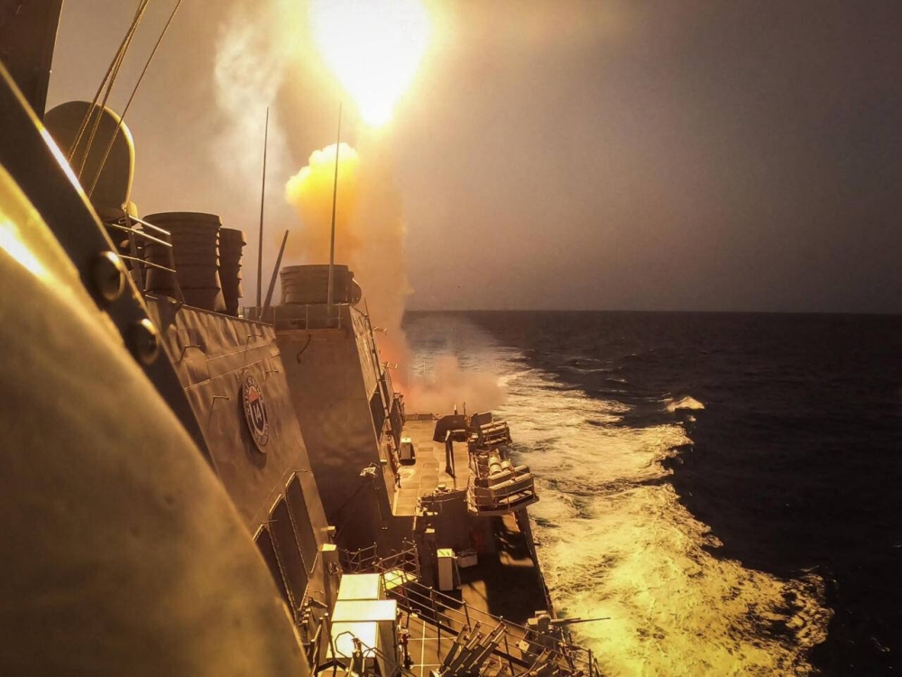 سفن أمريكية تتصدى للمسيرات الحوثية