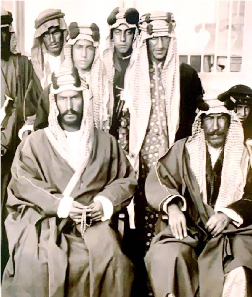 



الملك عبدالعزيز آل سعود وبجواره الشيخ مبارك الصباح في الكويت عام 1910.