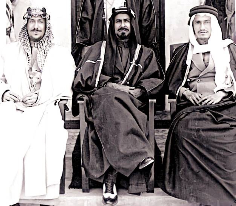 



الأميران (الملكان) سعود وخالد في الكويت عام 1942 للتعزية بوفاة النفيسي يتوسطهما الشيخ أحمد الجابر الصباح.