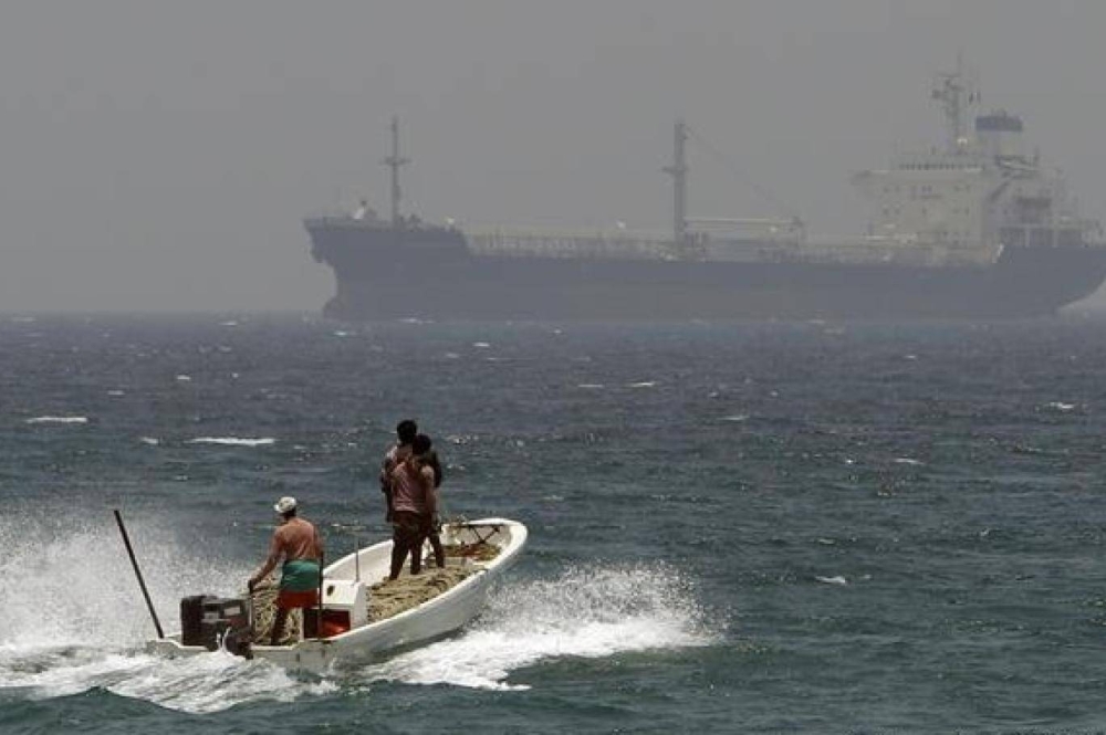 



قارب لصيادين يقف على مقربة من مرور السفن التجارية قبالة السواحل اليمنية.