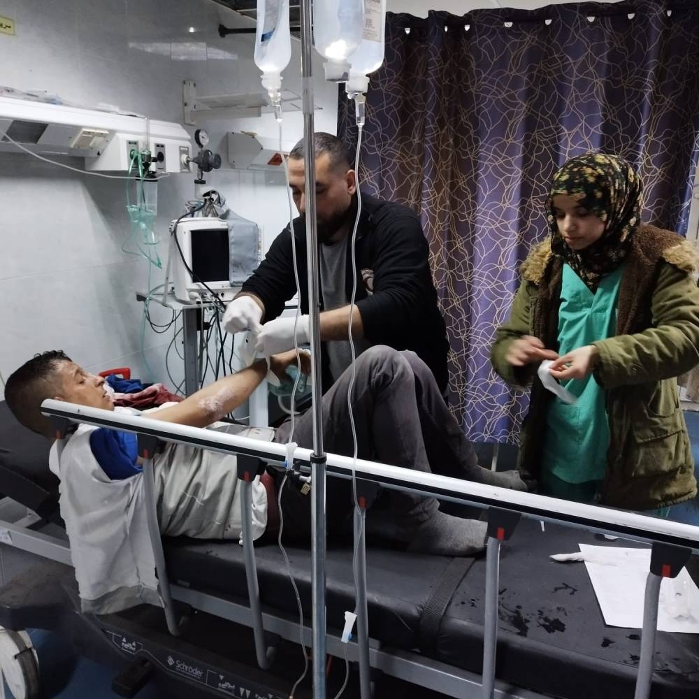 طفل فلسطيني يتلقى العلاج في أحد المستشفات في غزة بعد إصابته بقصف إسرائيلي