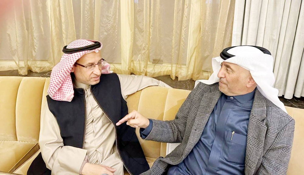 



الماجد مع صديقه الشاعر عبدالعزيز أبو لسه.