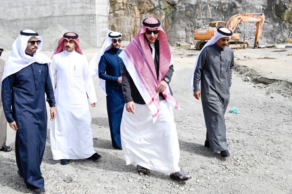 



الأمير سعود بن نهار يقف على مشروع توسعة الطريق. (واس)