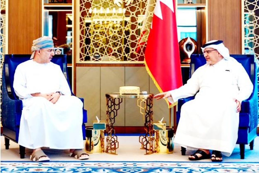 



ولي عهد البحرين الشيخ سلمان بن حمد آل خليفة مستقبلاً العارضي عام 2023.