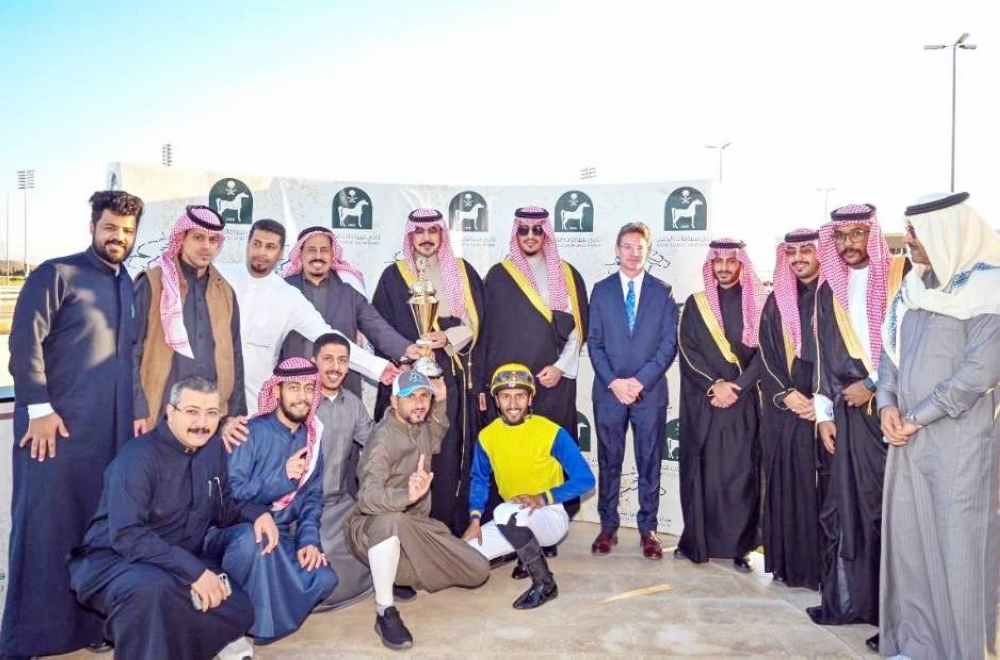 



الأمير عبدالله بن سعود يسلم كأس الأمير سعود بن محمد (يرحمه الله) للمالك عبدالعزيز معلا السهلي.
