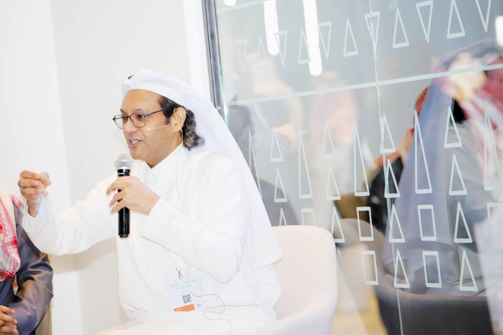  الزميل جميل الذيابي متحدثاً عن «مستقبل الصحافة الورقية» في المنتدى السعودي للإعلام.
