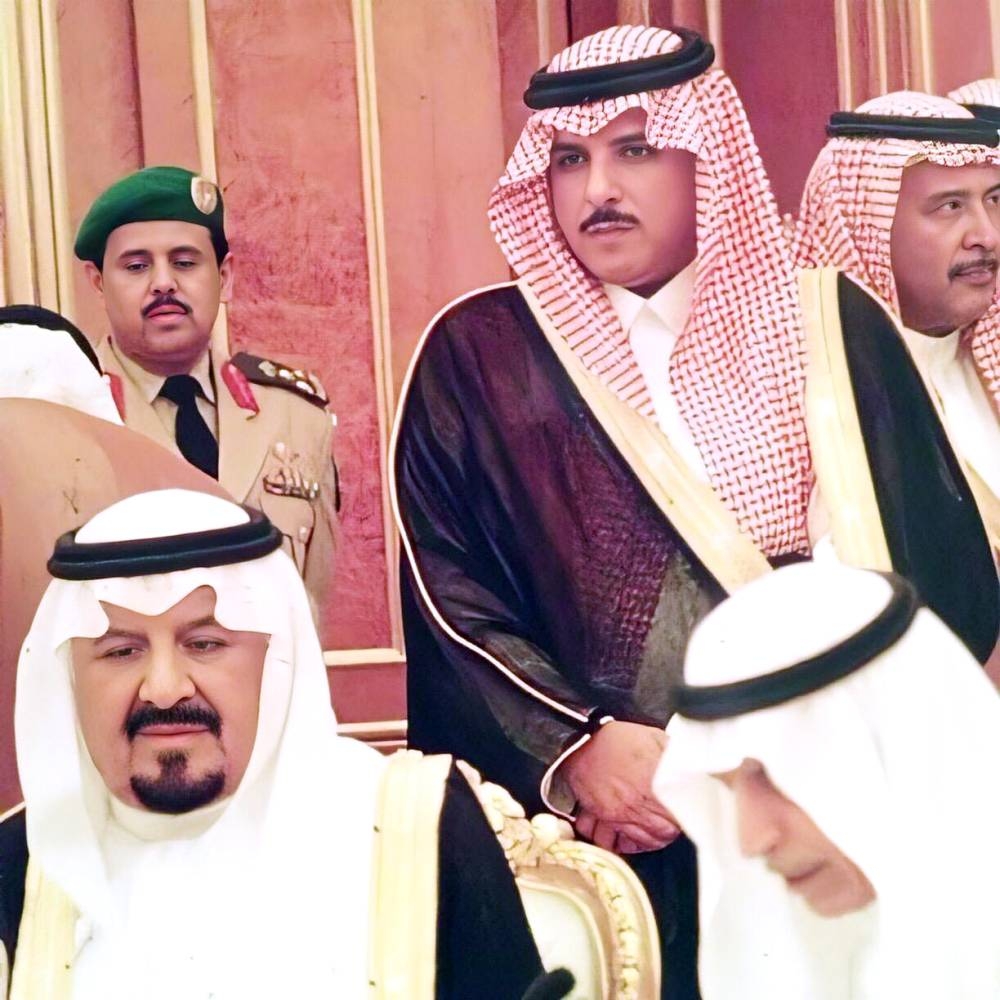 



الأمير الراحل سلطان بن عبدالعزيز «يرحمه الله» وبالقرب منه يقف عبداللطيف آل الشيخ	عندما كان موظفاً بالديوان.