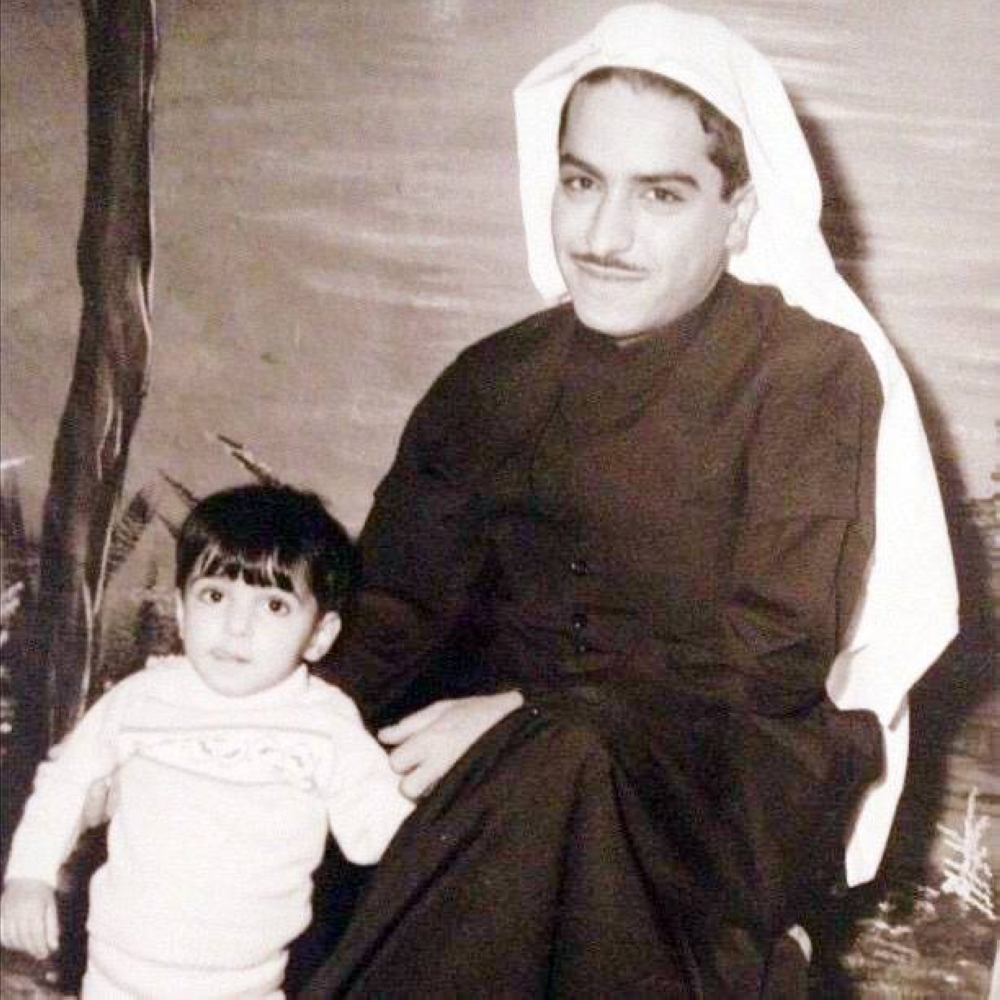 



عبداللطيف آل الشيخ مع والده في السنة الأولى من عمره.