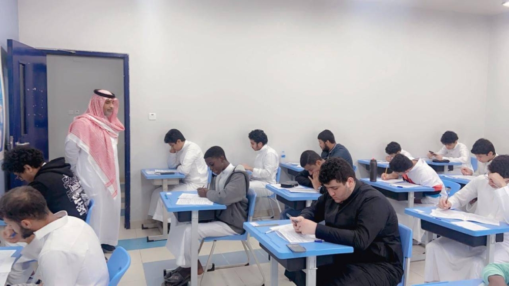طلاب يؤدون اختبارات الفصل الثاني بمدارس مكة المكرمة (عكاظ) 