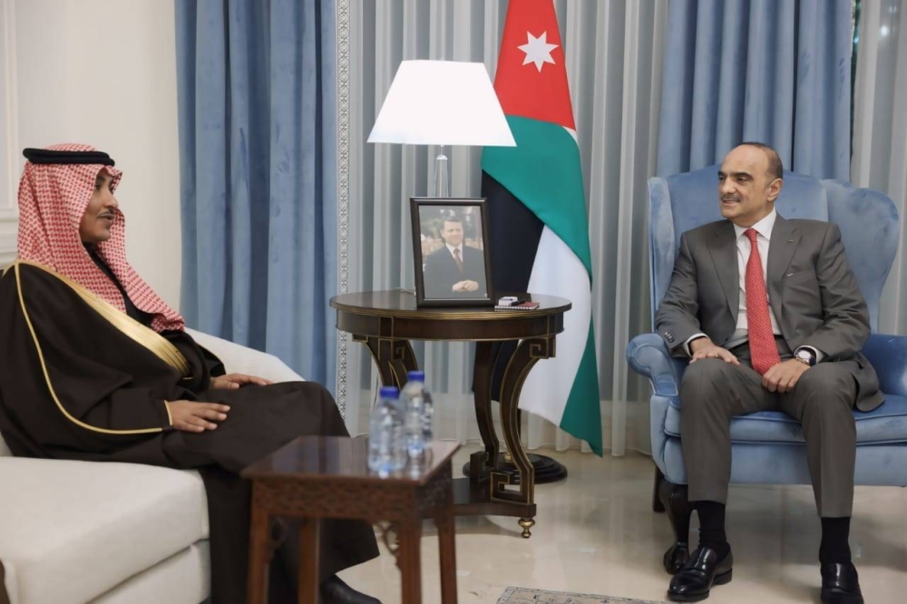 وزير الإعلام سلمان الدوسري ملقتيا رئيس وزراء الأردن