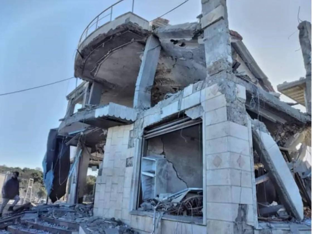 المبنى الذي دمرته الغارات على بانياس في الساحل السوري.