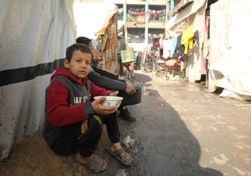 أطفال فلسطينيون ينتظرون الحصول على الطعام في قطاع غزة المحاصر.