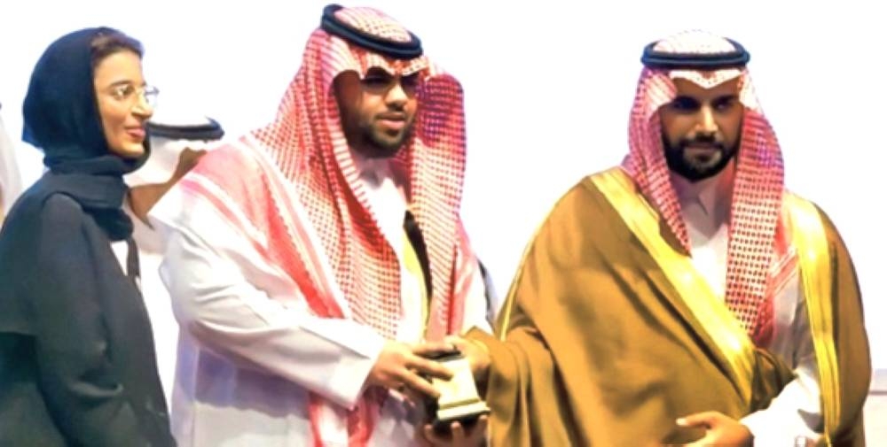 



حفيده عبدالعزيز ناصر الخرجي يتسلّم درع والده سنة 2020 من وزير الثقافة الأمير بدر بن فرحان بحضور وزيرة الثقافة الإماراتية.