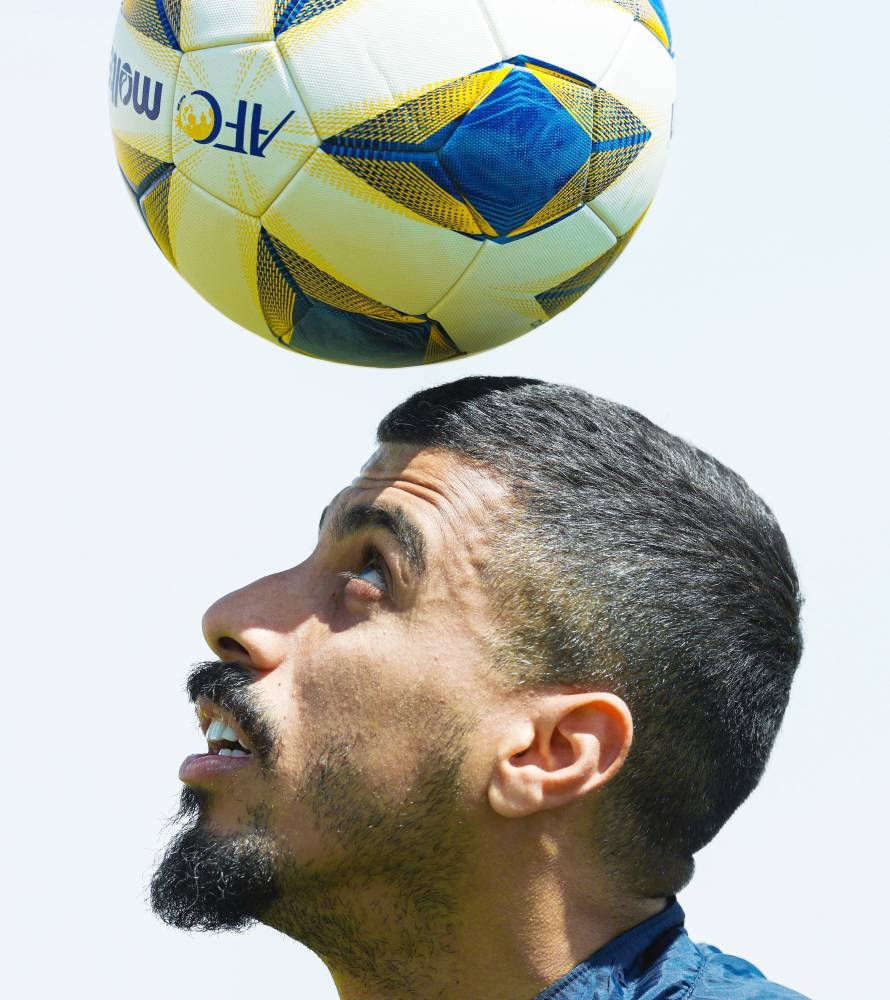 



علي لاجامي يداعب الكرة في مران النصر الأخير.