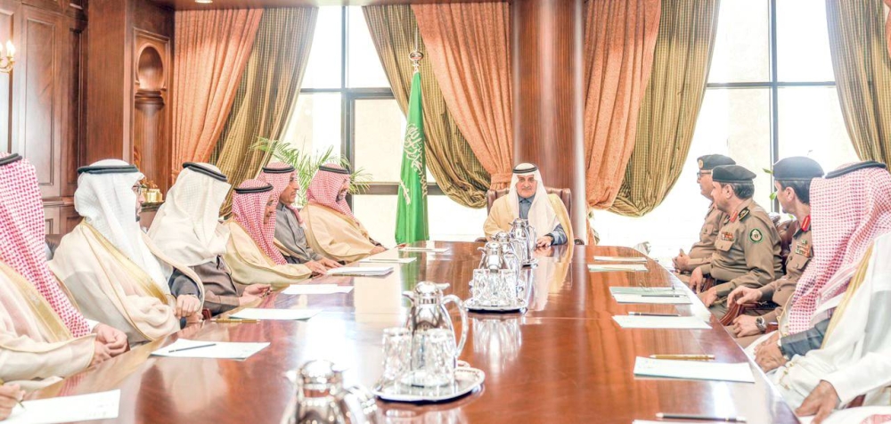 



الأمير فهد بن سلطان خلال ترؤسه أمس اجتماع الإدارات الحكومية بالمنطقة. (واس)