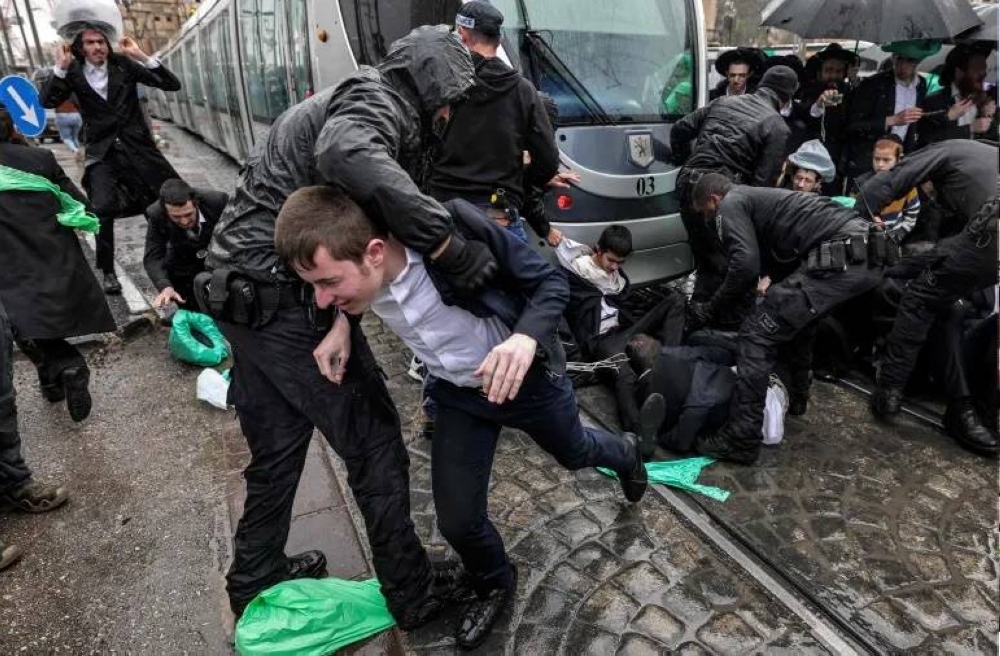 الشرطة الإسرائيلية تفض مظاهرة للحريديم المتدينين.