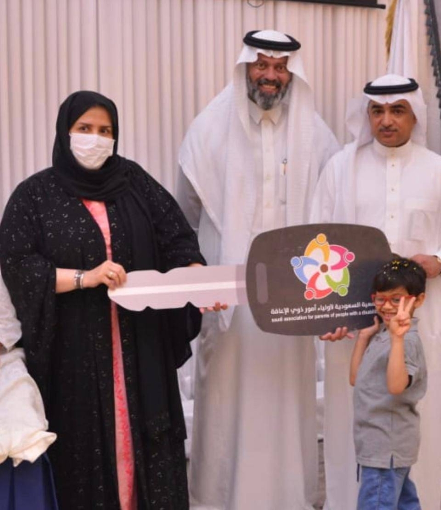 الأميرة لطيفة بنت ثنيان تسلّم الجائزة الكبرى للطفل الفائز.