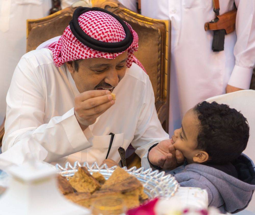 أمير الباحة زار المسنين واستضاف ذوي الإعاقة وتفقد الأيتام. (2)