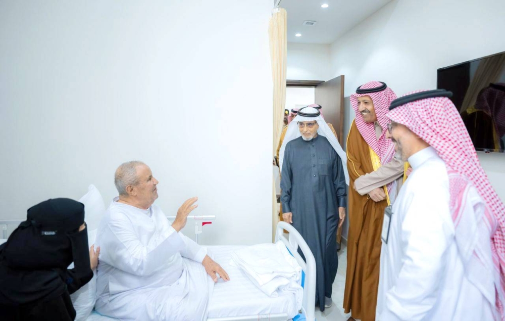 



الأمير حسام بن سعود زار المسنين واستضاف ذوي الإعاقة وتفقد الأيتام. (عكاظ)