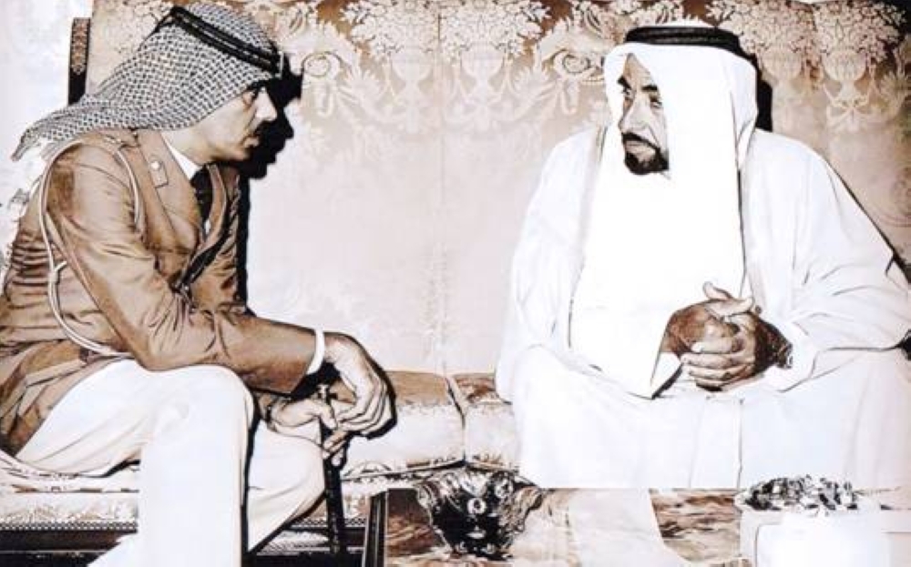 أخوه خليفة جمعة النابودة بزيّه العسكري مع الشيخ زايد بن سلطان في أبوظبي عام 1976.