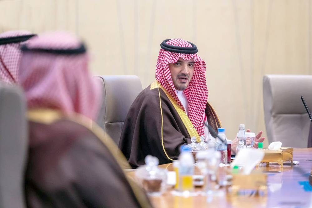 



الأمير عبدالعزيز بن سعود خلال ترؤسه الاجتماع.