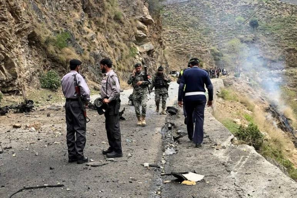 قوات الأمن الباكستانية في موقع التفجير الذي قُتل فيه الصينيون الخمسة