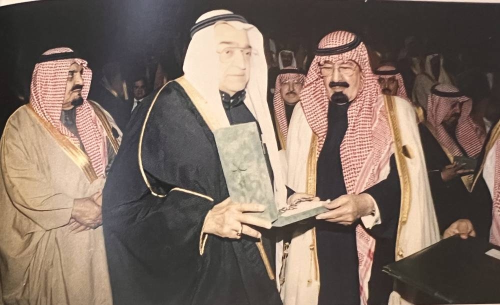 



الملك عبدالله بن عبدالعزيز يسلِّم صالح كامل وسام الملك عبدالعزيز من الدرجة الأولى لرجال الأعمال المتميزين.