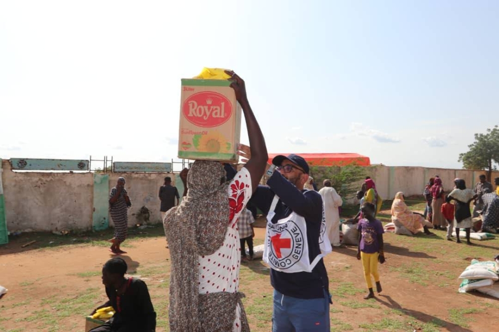 سودانيون يحصلون على مساعدات غذائية .