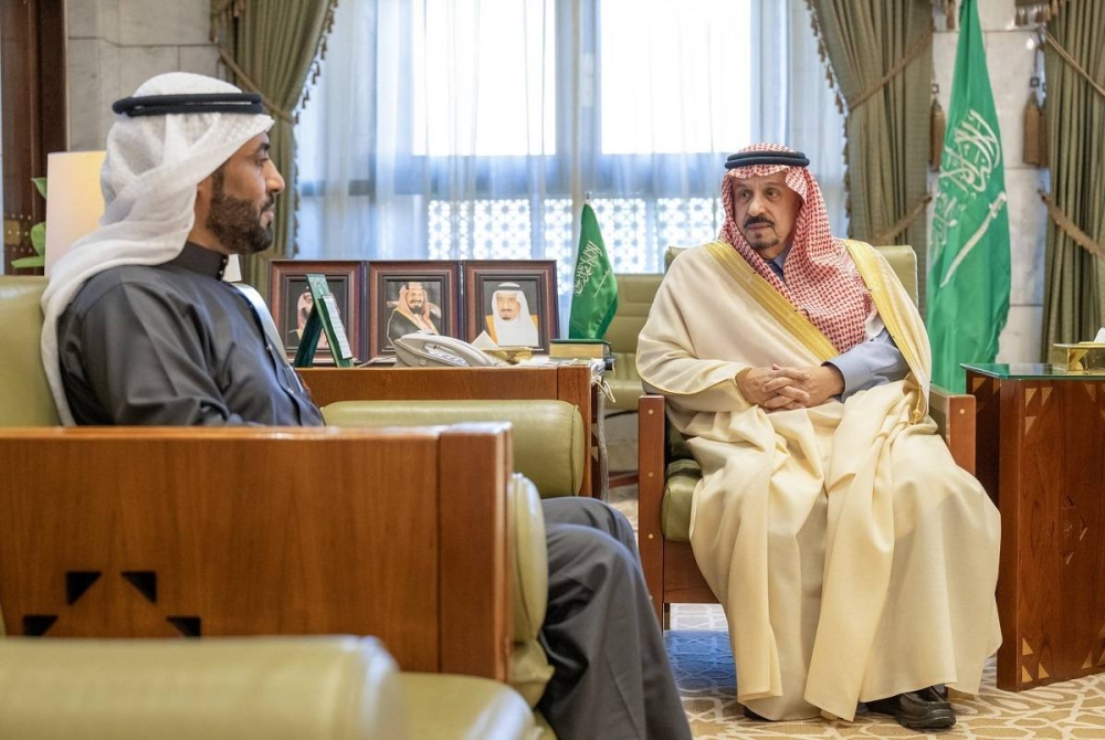 أمير الرياض الأمير فيصل بن بندر مستقبلا المواطن عبدالله بن مدلول العنزي