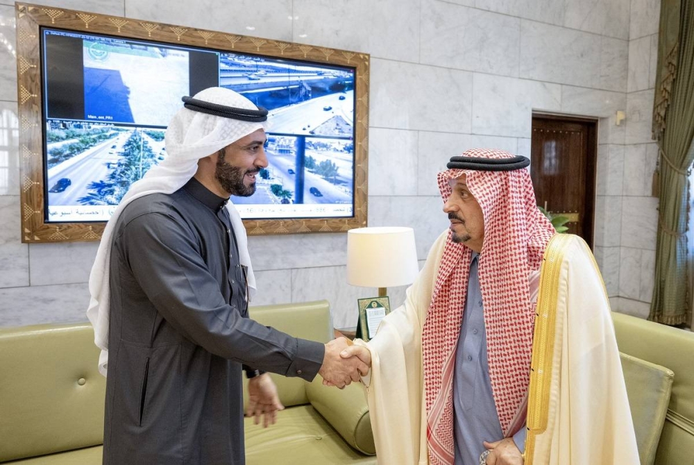 أمير الرياض الأمير فيصل بن بندر مستقبلا المواطن عبدالله بن مدلول العنزي
