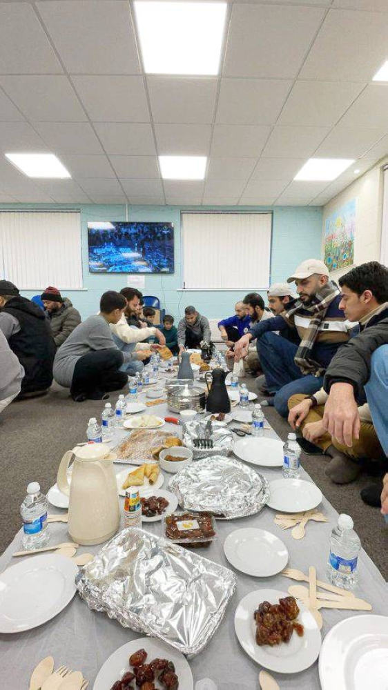 



المبتعثون تجمعهم مائدة الإفطار في رمضان.